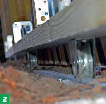 Skyveport: Porten settes på bunnskinnen. Skyveport: Porten settes på bunnskinnen.